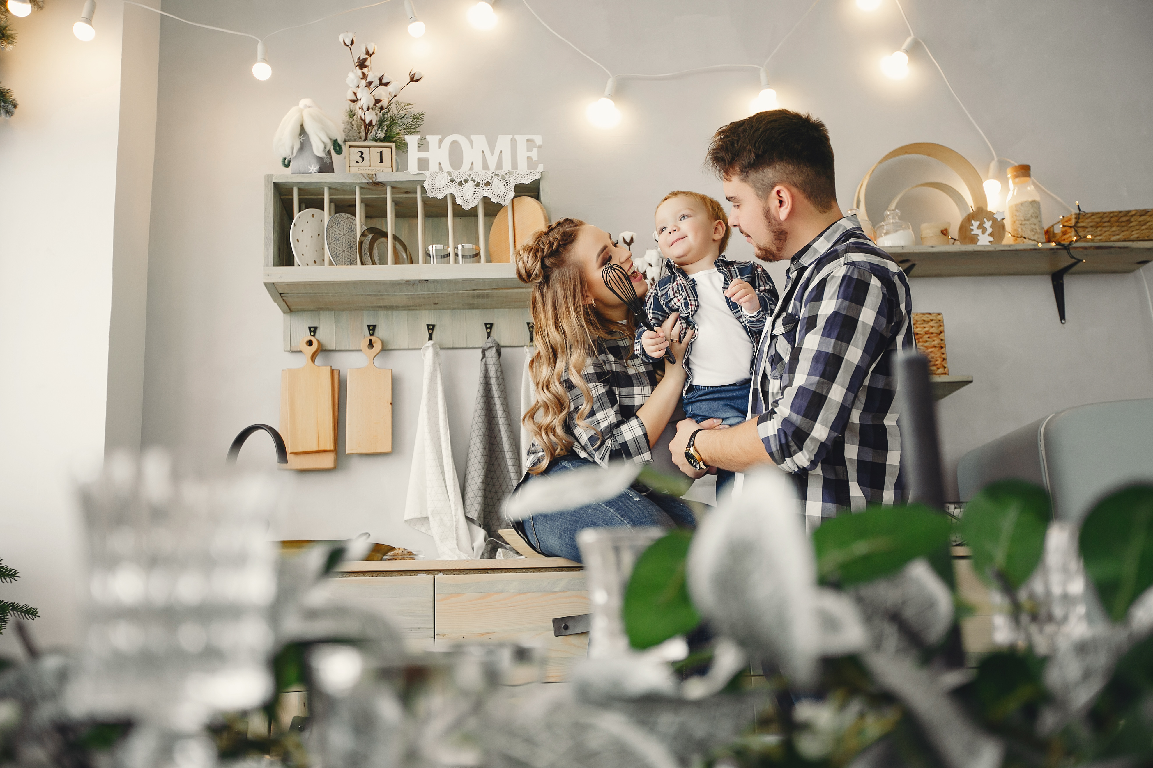 cute-family-have-fun-in-the-kitchen_cla